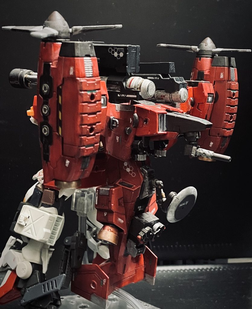 差し替えが必要ですが、折りたたんでヘビーアームズのバックパックにマウント着陸時のアタッチメントを本体固定の補助としても使用