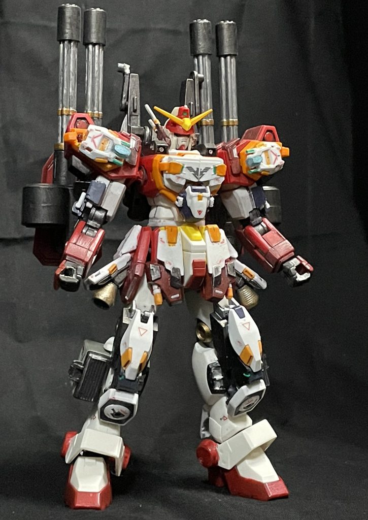 まずは、『HGガンダムヘビーアームズ フルアーマー』各部ミサイルハッチに追加装甲、腕周りに追加装甲、膝回りの装甲を変更各所にセンサー追加しミサイルの誘導性を向上シールドガトリングをダブルシールドガトリングに変更
