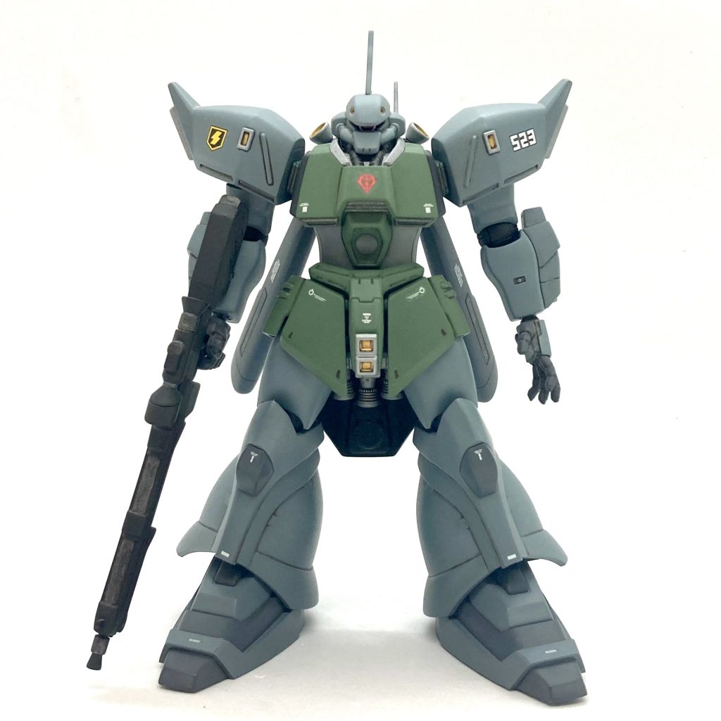 プロポーションは…太ももを極太ももに…  確か伸ばさずに幅だけ3mm太くしたはず。細く短いウエストを伸ばしつつ太くしました。肩軸の取り付けを変更して胸を張ってあります。あちこちイジりつつ全体のシルエットは大きく変化しないように調整したつもりです。