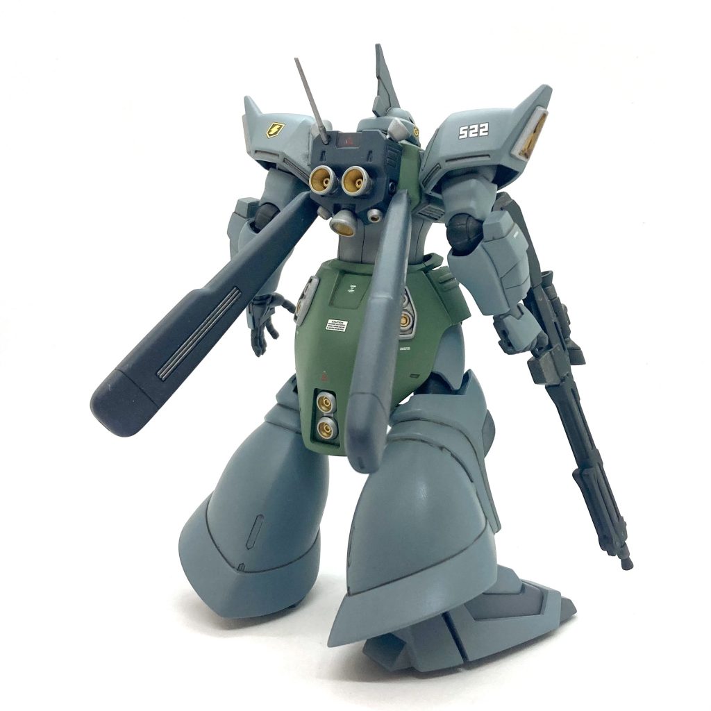 ごくごく個人的な意見なんですが、量産機が赤系の色だったりツノが付いていたりするのって、どーにも納得がいかないんですよね😅量産機は緑かグレー！ ツノは隊長機！って教わった世代ですのでσ(^_^;)ま、グフはギリギリセーフなんですが、ゼータガンダムでマラサイが登場したときには混乱しましたもん😳？？？