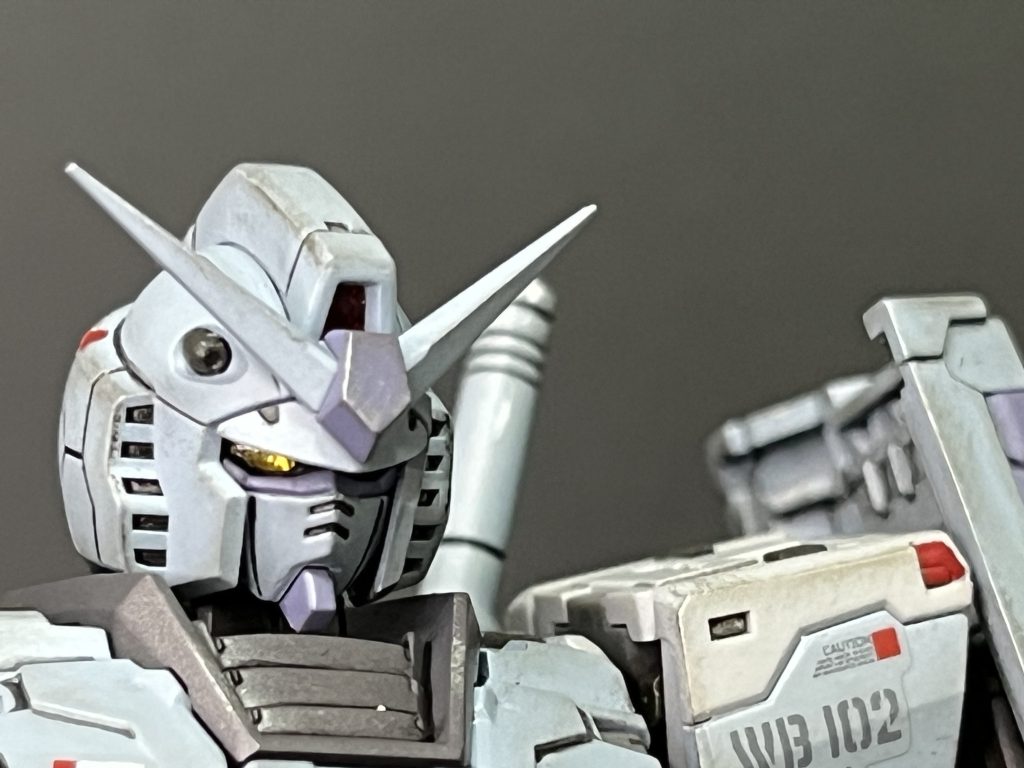 ツインアイはレジンでクリア化、黄色カメラアイと周りの黒いパーツはほぼツライチだったので黄色カメラアイだけ削り込んで凹を作り、凹んだところにレジンを流し込みました