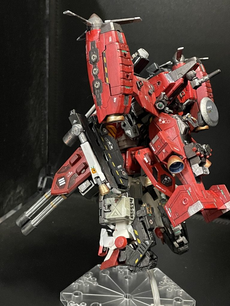 ブースターはヘビーアームズに6機、ガルーダに4機、ドゥルガーに4機で、大小合わせて14機のブースターを装備背面のセンサーユニットで索敵および、多数のミサイルの誘導性を確保