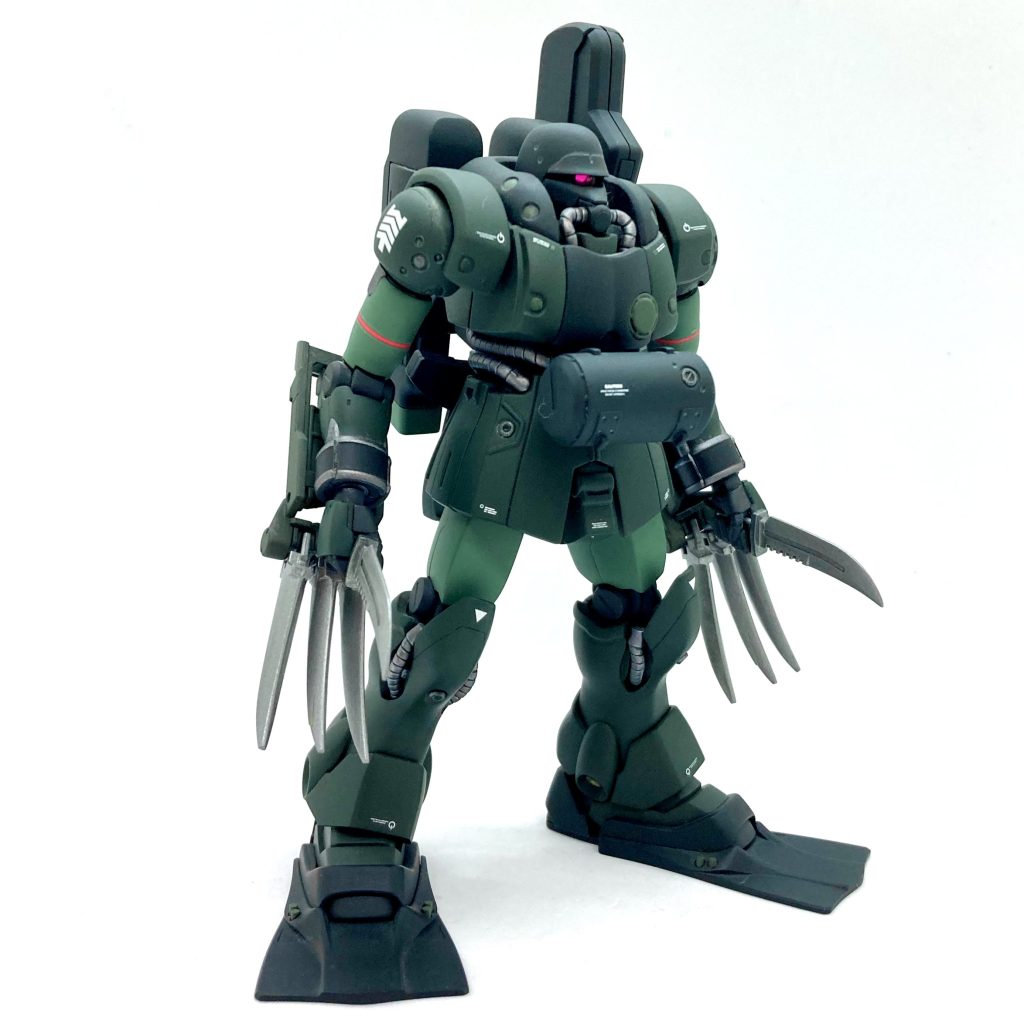 若干、プロポーションの変更をしています。元となっているギラ・ズールが非常にスタイルがよろしくて… ちょっと私の水陸両用機のイメージとは違うんですよね。で、腕を伸ばして、脚を縮めてあります。