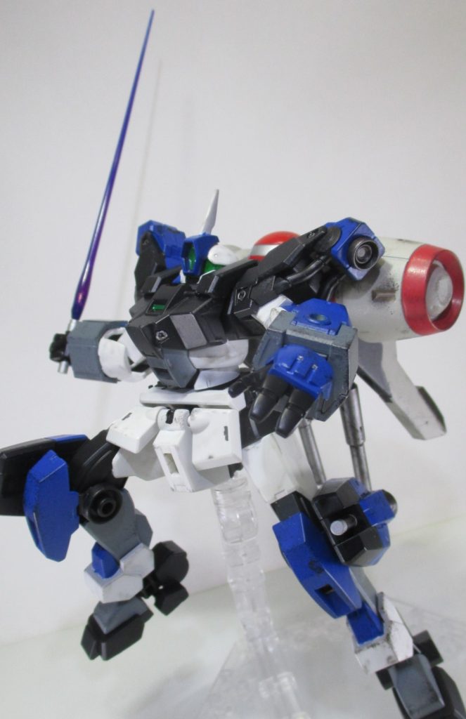 ビームサーベルを装備サーベルの刀身は青く塗装しています