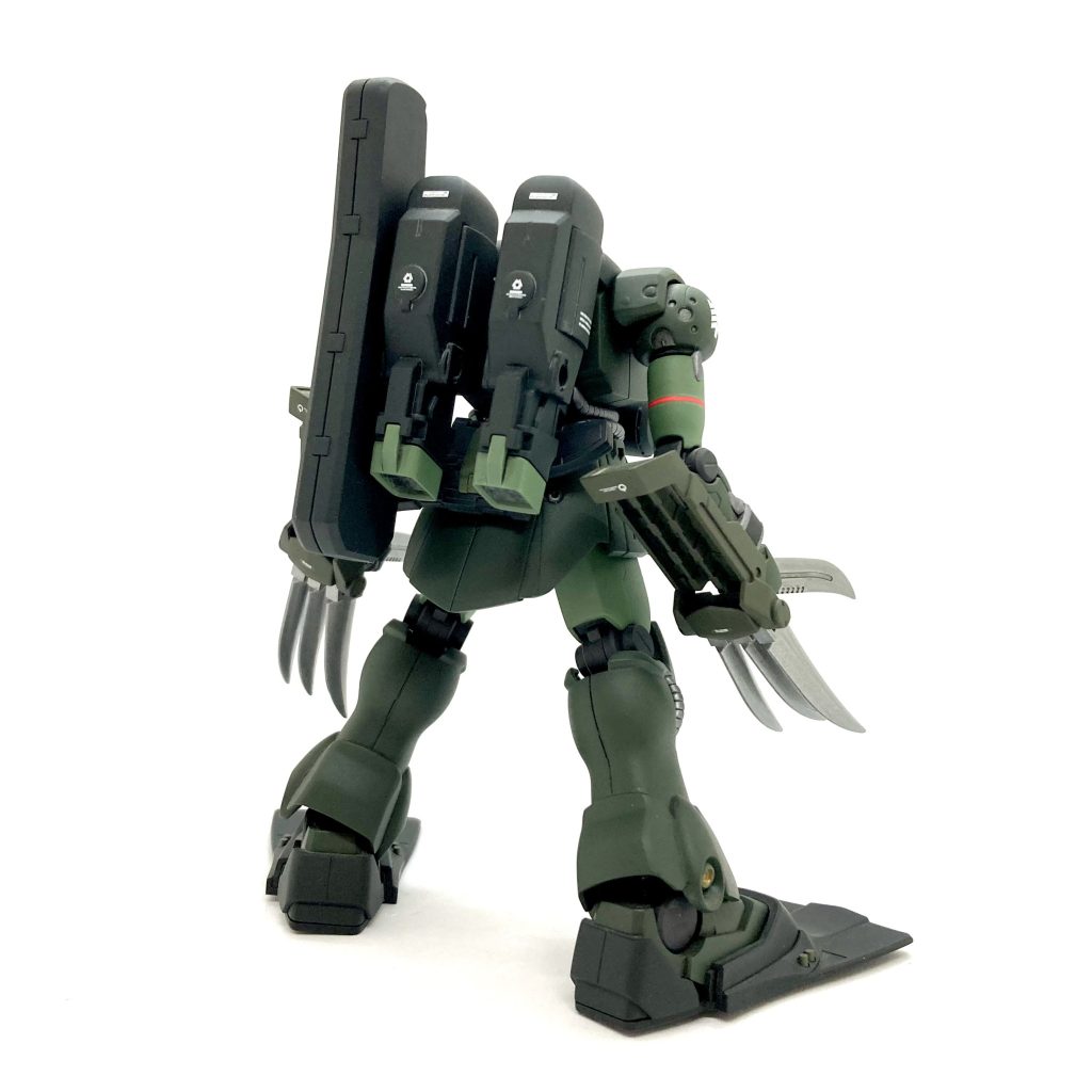 ボンベ背負って、足ヒレ付けて、ウエストポーチ。銃はカバンに入れて… ナイフで武装😆?この機体がズゴックやアッガイなんかより高性能だとは決して思えないんですけど… カッコイイからヨシ‼️