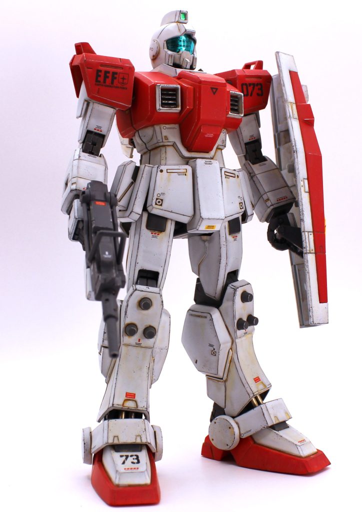 1体目はジムスナイパーベースで、肝心かなめのスナイパーライフルを他の制作物に使ってしまったので、リアルタイプガンダム風塗装をしました。2体目は成形色仕上げの所謂簡単フィニッシュでした。今回3体目はノーマルジムカラーにしてみました。