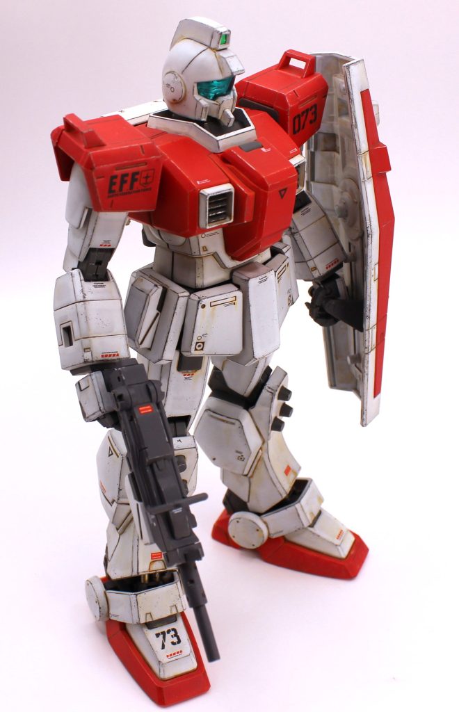 このカラーリングの陸ジムはレビルが座乗したビックトレーの護衛機で存在したと何かの書籍で見た気がするのですが、改めて情報探しても特に見つかりませんでした。ギレンの野望のゲーム中ムービーか何かでちらっと映っただけだったかもしれません。