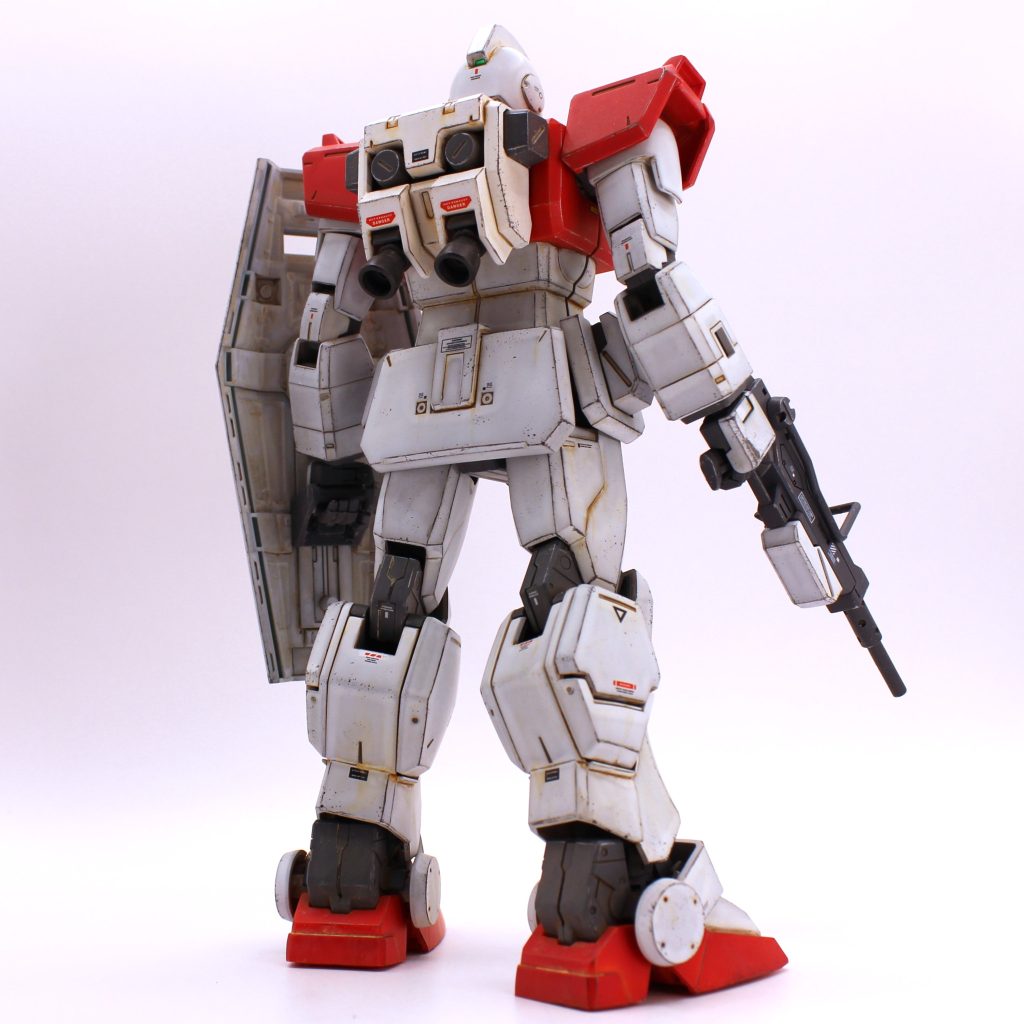 白い部分はグレーサフで成形色を押さえた後、クレオスのMSホワイトのスプレーを塗装しました。赤い部分はクレオスのMSレッドのスプレーです。MSレッドは程よく明るい発色で、連邦系レッドは全てこれで良いんじゃないかと思える素晴らしい色ですね。