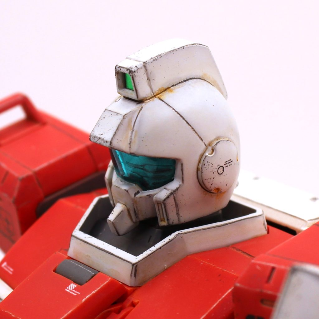 頭部は内部メカを塗装し、バイザー含めて普通に組んで前後合わせ目消しし、バイザーをマスキングして塗装以降仕上げました。今回はマスク部に塗料吹き込みありませんでしたが、吹き込んでいた場合は溶剤で拭き取ればリカバリー可能です。連邦バイザー族は後ハメ化が難しい場合が多いので、この手法は選択股として持っておくと便利ですね。