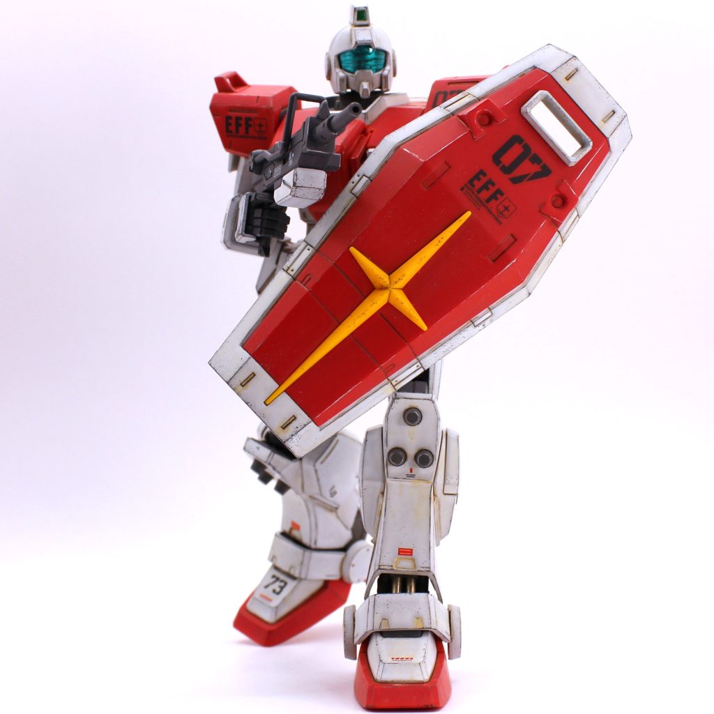 陸戦型ジムはジム族では立体化に恵まれている機体だと思いますが、このMGが一番劇中のイメージに近く、かつ一番カッコ良いと思います。HGUCは頭部のアレンジが強すぎ(地上戦セット付属の頭部を着ければ一応解決ですが)、旧HGは流石に構造が厳しく、robot魂はバランス良いですが、合わせ目の処理や塗装等の追加加工が困難、しかも単価が高くおいそれと手が出せません。