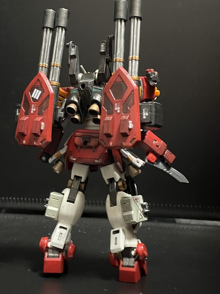 バックパックを大型にし、サイドスカートにもブースターを追加