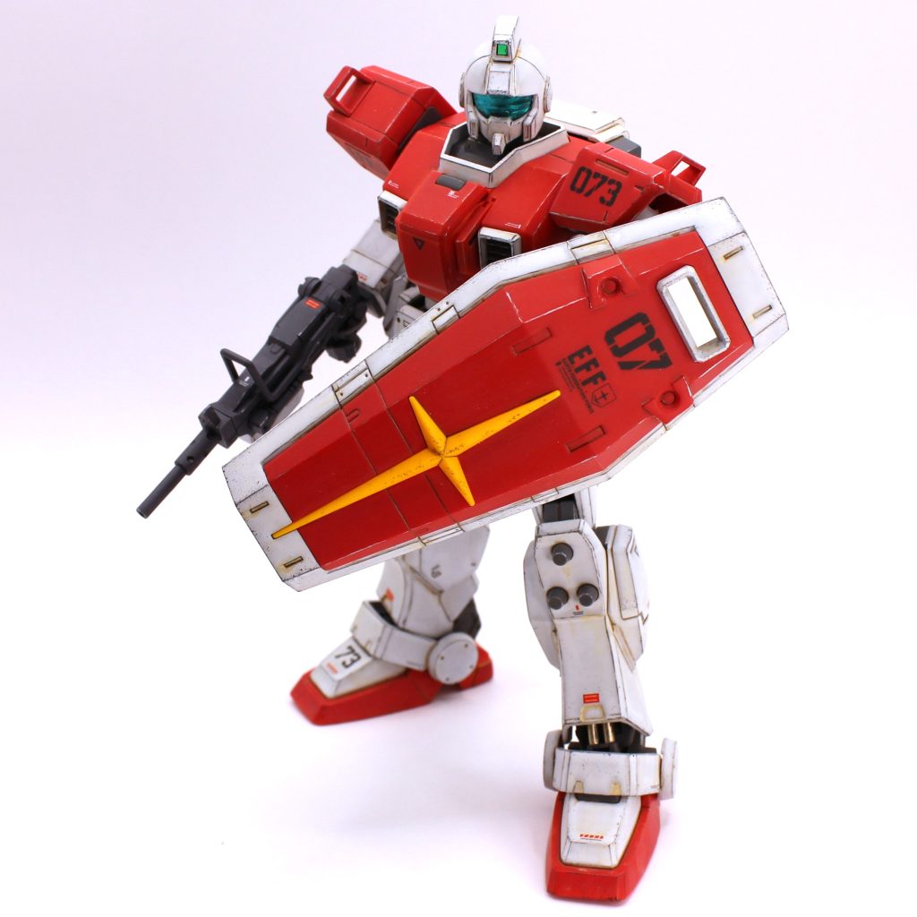 エッジ部は表面処理時にある程度シャープ化させておき、ドライブラシの要領でエナメル塗料を筆で乗せて強調しています。本キットのようなカクカクしたデザインのMSでは効果抜群ですね。