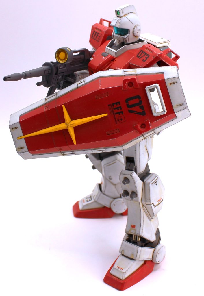 可動範囲は今の目で見るとやや難がありますが、必要最低限は確保されていると思います。片方の足裏に錘を仕込めば、走っているポーズ等も綺麗にキマリそうですね。