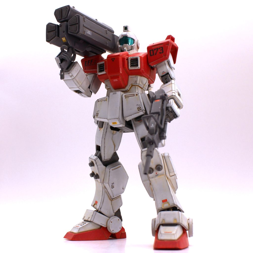 戦争終盤、オデッサ作戦に従軍したベテラン機体を想定してしっかりめに汚しました。白い機体なので汚れがよく映えますね。材料はクレオスのウェザリングカラーがメインです。陸戦型ジムはあくまでデータ収集を主目的とした先行量産型であり、コストバランスは良くなかったはずなので、通常のジムが量産開始されてからは生産ストップ=終盤に稼働している機体はもれなく古参だろうと考えました。