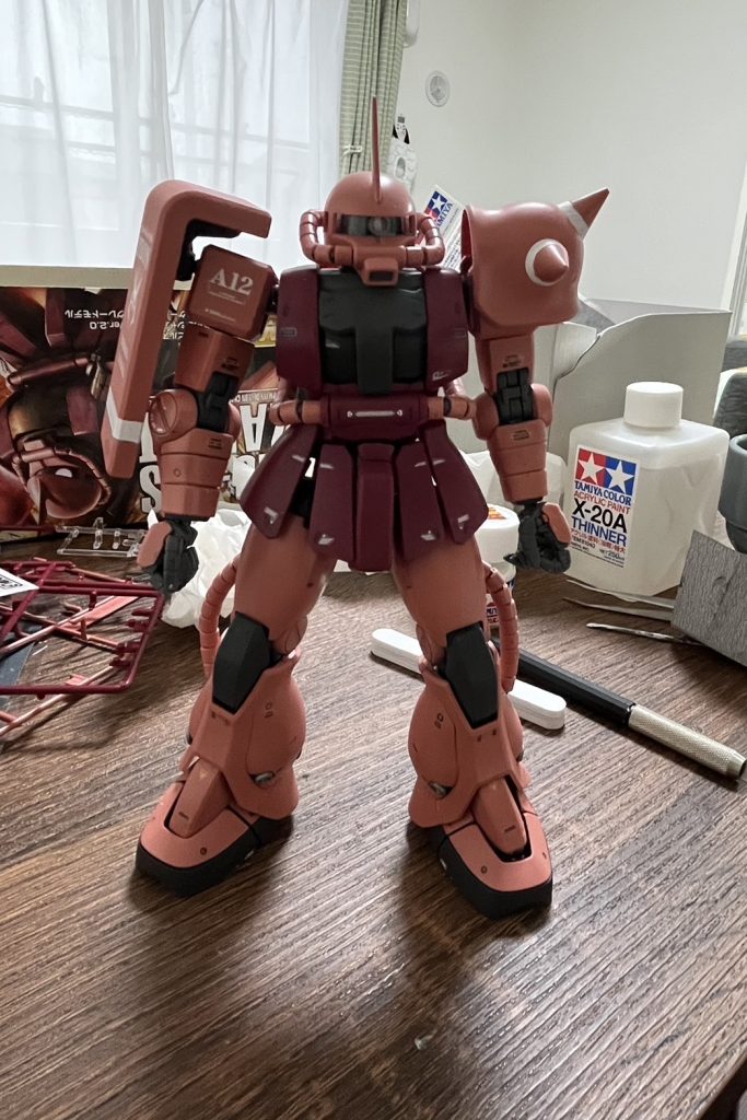 ウェザリング前。デカール、スラスター塗装、墨入れ、艶消しを吹いた状態、肩とシールの白線はマスキングして筆塗りです。