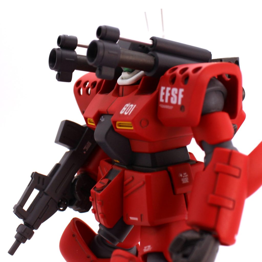 キャノンは砲身がスライドするギミックがありますが、軸が擦れて塗装が剥げるので、元々金属色のアルミ線に置き換えました。背面のキャノン基部のカバーもブチ穴開口しています。