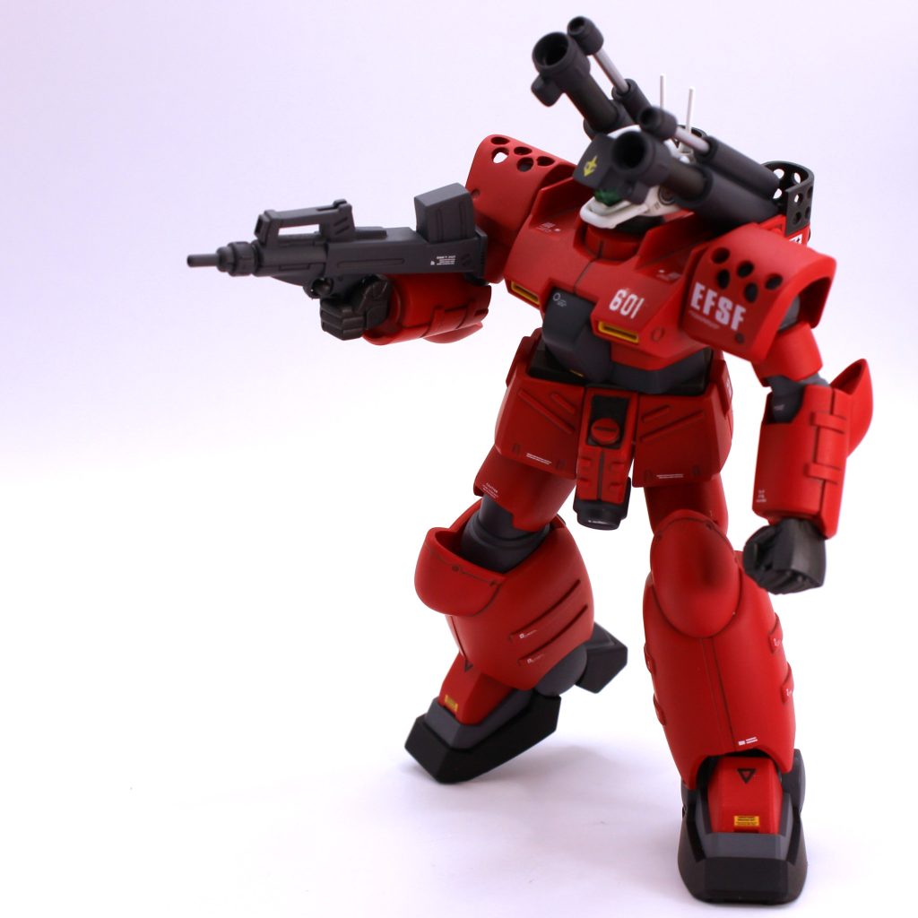 塗装色は赤部はクレオススプレーのMSレッドです。成形色と全く同じと言っていい色でドンピシャでした。関節部はMSファントムグレーです。細かい部分はエナメル塗料各種で筆塗りしています。スミ入れはシャーペンメインで行っています。