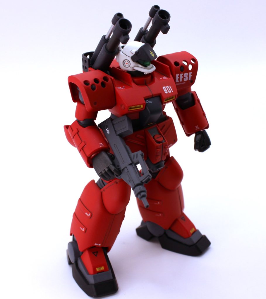 このキットで後ハメ化が必要な箇所は以下になります。どれも素直な軽加工で気楽にできます。・肩アーマー・腹部・ふくらはぎバーニア(マスキングor塗装後塗り分けも可能そう)肩アーマーはキットのままだと肩部挟み込みで塗り分けが難しいので、接続方式を変えています。肩アーマーの胴体と接する面にプラ板を貼り、接続軸に合わせてドリルで穴を空けます。あとは肩部と肩アーマーの接続部を切り落とせば完了です。肩アーマーの接続位置を好みの高さに調整できるのもこの加工の良い点だと思います。