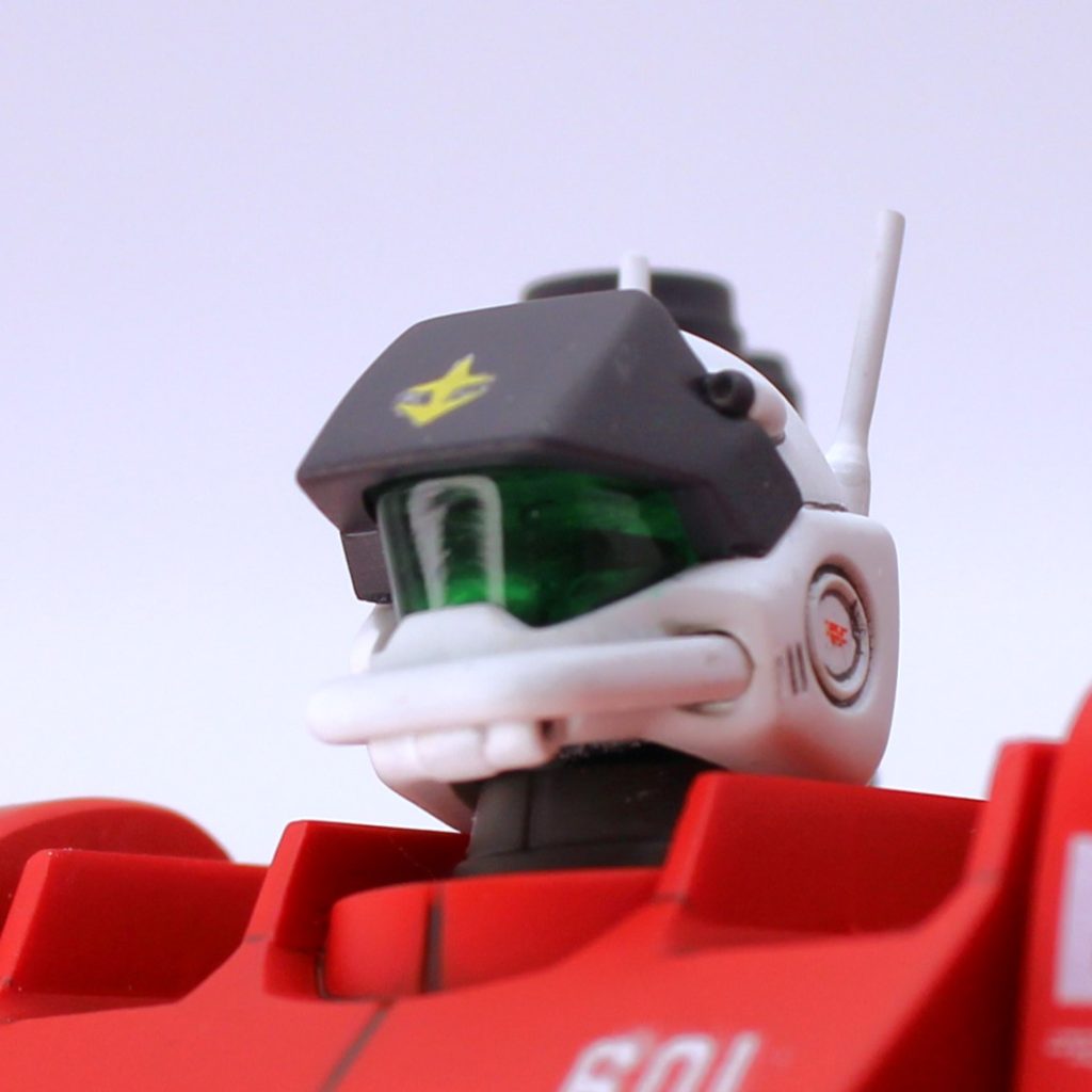 頭部バイザーはおゆまるとUVレジンでクリア化しています。色は今までラッカースプレーで対応していましたが、この程度の小面積であればエナメル筆塗りでもムラなく綺麗に塗れる事に気づきました。裏側はシルバー系の塗料を塗り反射を高めました。アンテナもキットのままだと非常に野暮ったいので、基部から上を切り飛ばして真鍮線に置き換えました。おでこの連邦マークモールドは塗り分け難しい上にエッジがダルいので削り取り、代わりにデカールを貼って対応しています。