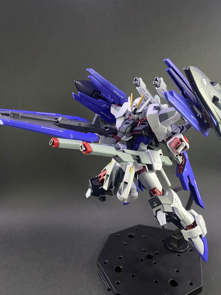 フルバーストモード全武装を一斉発射する必殺技。ビームライフル、ビームキャノン×2、レールガン×2、ヴレイブGUNDビット×10を同時発射する。