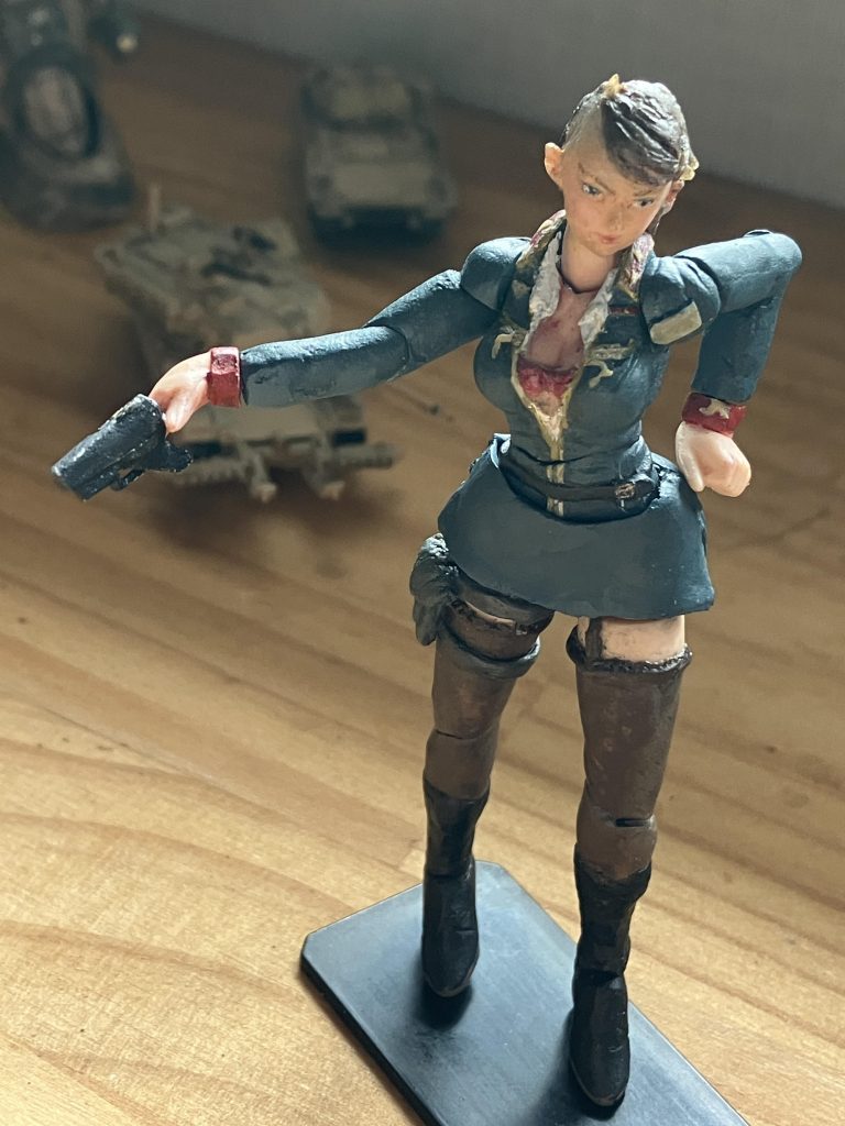 横道その2余ったアクションフィギュアを改造してイリアソラリ大尉作りました。こちらも問題あれば削除します。ルショーン「まさかそれ、ケラーネ閣下のコスプレですか大尉。ボタン2つ閉めてください。」イリア「なんで私がレッドウルフと呼ばれてるのか知ってるか?」