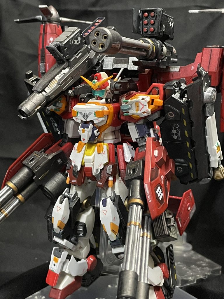 フルアーマー化したヘビーアームズにフライトユニット『ガルーダ』と、ウェポンユニット『ドゥルガー』の2種の追加ユニットをフル装備させたフルアームド形態『ジャガーノート』