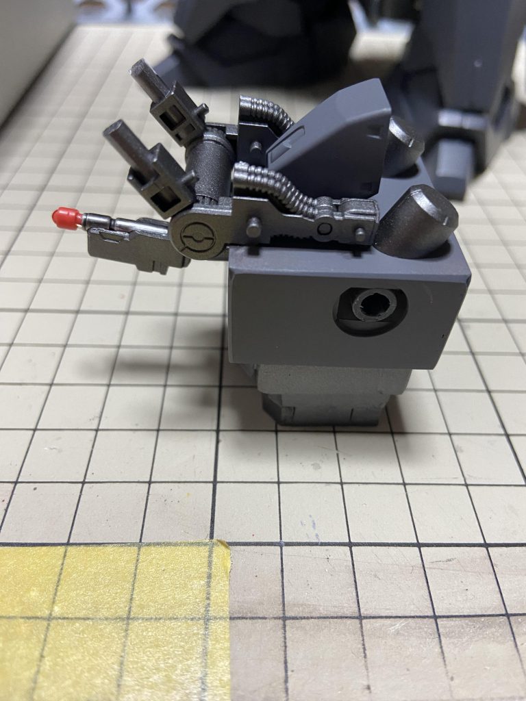 上部と下部を軸とポリキャップで繋いでいるので回転が出来ます。