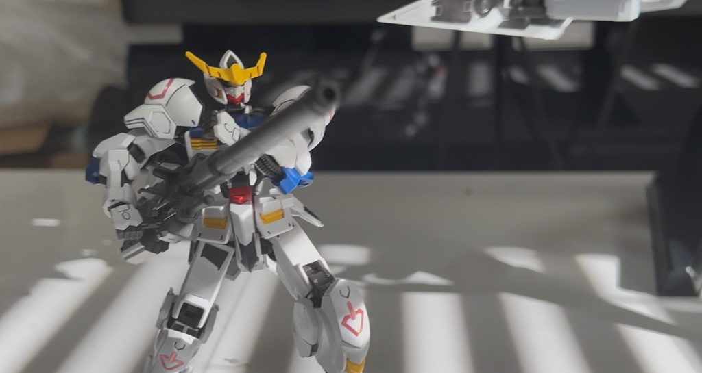 銃を構えるポージングも最高です