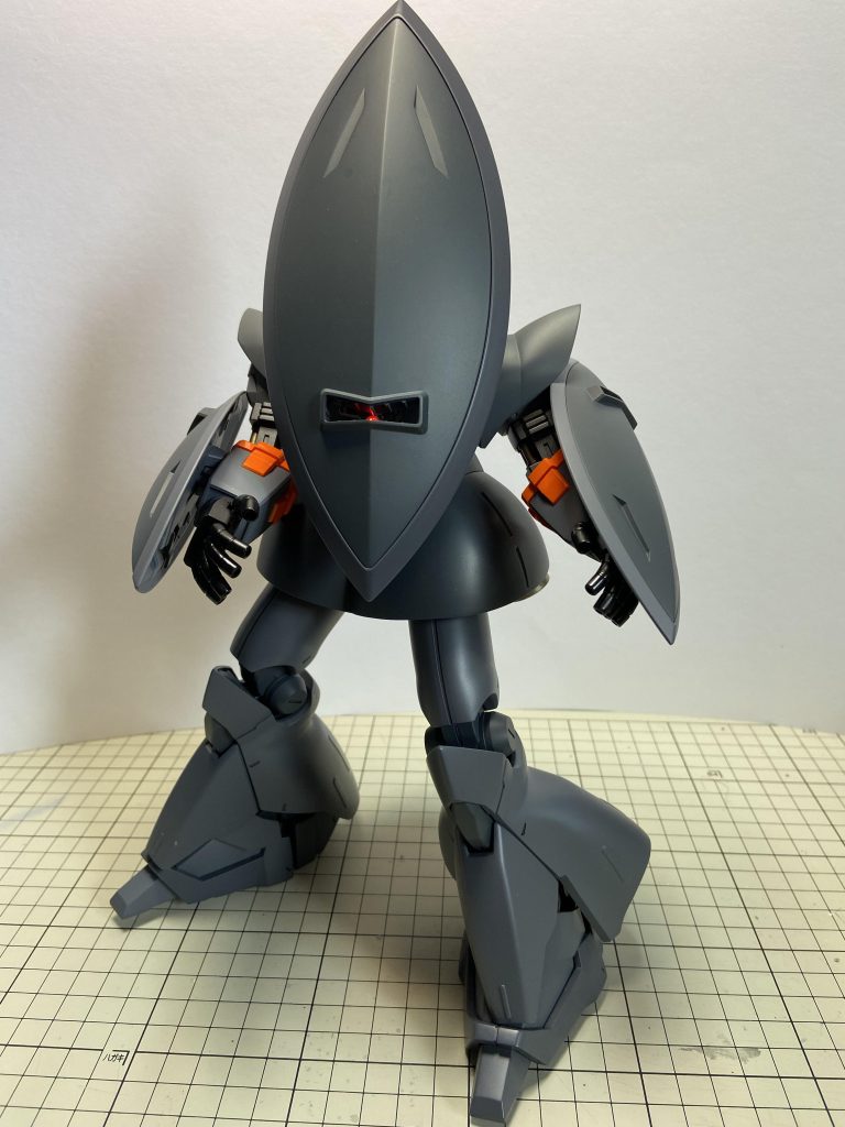 両腕にはHGゲルググのシールドを磁石で装着。