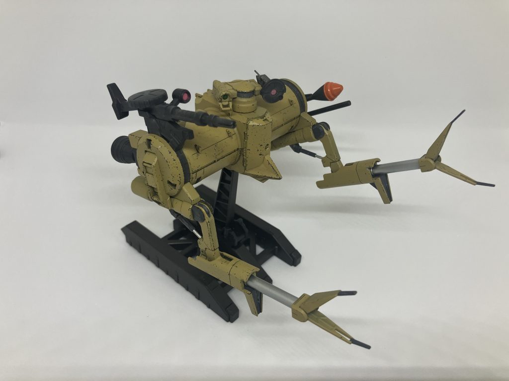 実際は黒いレールに沿ってバーニア、武器、腕がそれぞれ独立して動くんでしょうけど、このキットでは腕を動かすと全部動いちゃいます。まぁアクションは求めてないので無問題。あとドラムフレームって単語も昔と比べるとずいぶんめんどくさくなった気がします。