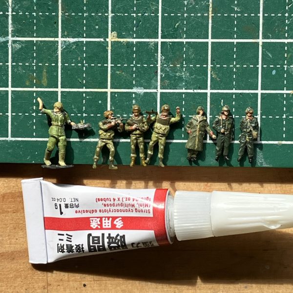 ダイソーの1/144軍人さん達にジオンに就職して貰いました。ご紹介。1番左はトミックスのnゲージ用からの転職で10年前に改造した物です。こうして見ると大柄で2メートルちかいですね。その隣3名がダイソーからの紹介で、今回入隊された方。ボディーアーマーとローデシアベストがお似合いです。皆さん身長180センチくらいで逞しいです。最後右の3名は、15年近く前にWTMから転職された方で、食玩のオマケの更なるオマケな人ですが最も出来が良いです。身長は168センチと、大変親しみ易いお人柄が特徴です。塗れるかよこんなもん。たった11ミリのフィギュアに丸1日かよ。最近の金型技術はバケモノかよ1/35との比較と、バンダイのガンプラ製品忘れてたので、RG付属の大佐と少尉殿も入れました。（1枚目）