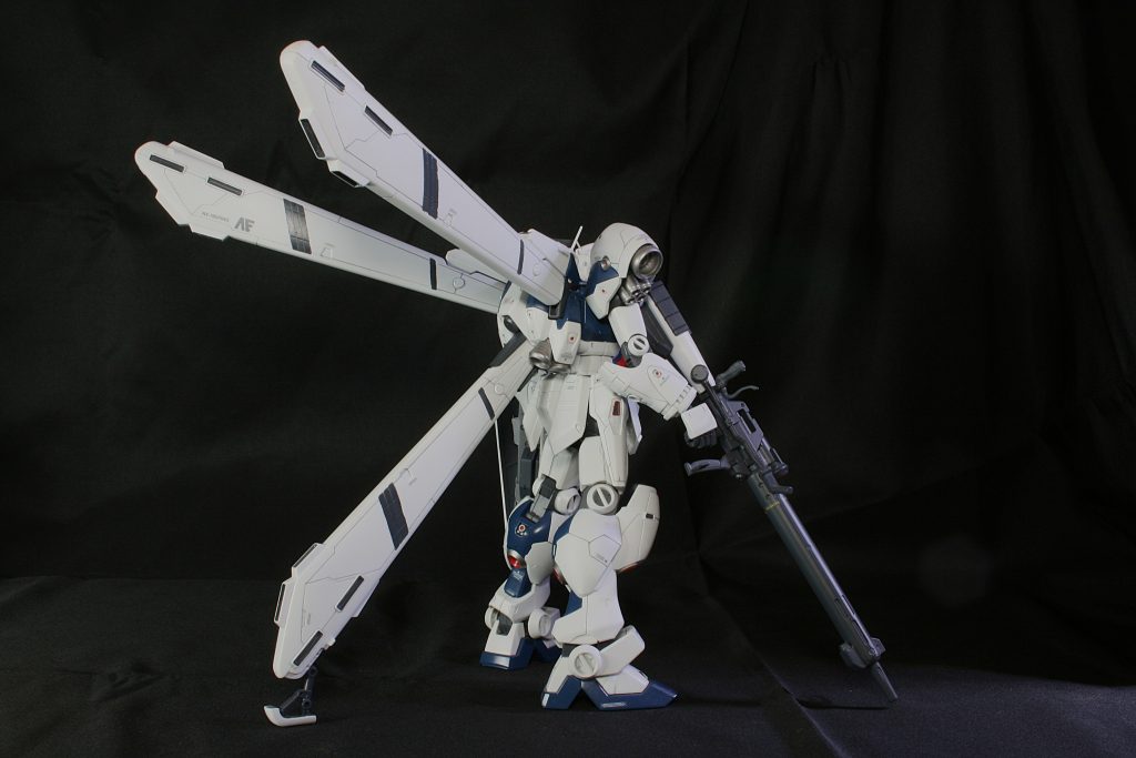 塗料についてちゃんと勉強してなかったので、アクリルにアクリルで重ね塗りしてます。筆で。なんで上手く塗れないんだ!?うん、そらそうよ。