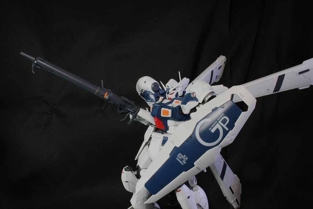 ポージングほんと苦手です。でもシンプルな機体は動かしやすいですね。コネコネしたくなる。