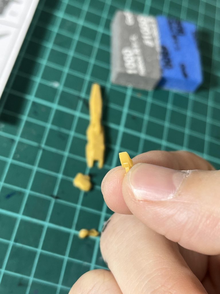 肩の下のパーツ、小さすぎwww