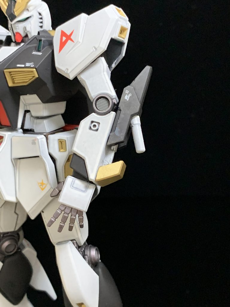 HGUCの左腕部からサーベル展開ギミックを流用しました。EGの干渉部を切除しつつ、スライドロック用にプラ板を貼り付けて可動できるようにしています。