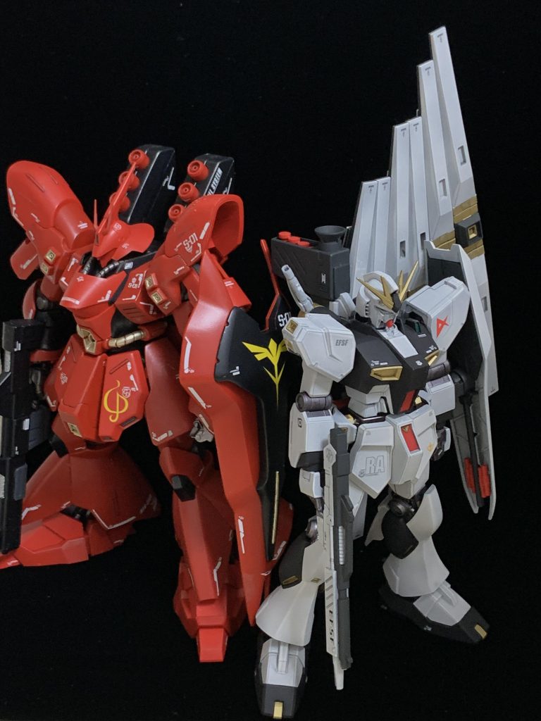 逆シャア並びということで、こちらも以前製作したサザビーと。
