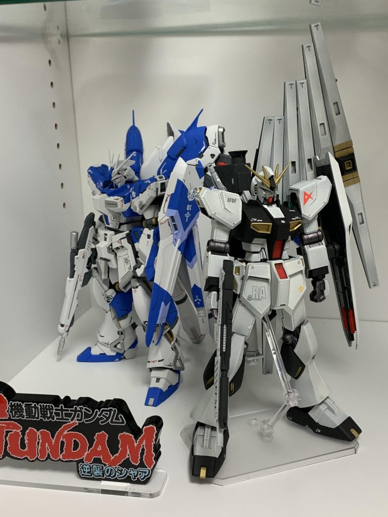今の自宅ディスプレイの写真で〆。ご覧いただきありがとうございました。カラーレシピ:本体色ブラック:ファレホメカカラーピュアブラック本体色ホワイト:ファレホメカカラーオフホワイト関節部:ガンダムマーカーヘビーガンメタリックゴールド部:ガンダムマーカーゴールド下地、武装:ファレホプライマージャーマンパンツァーグレー