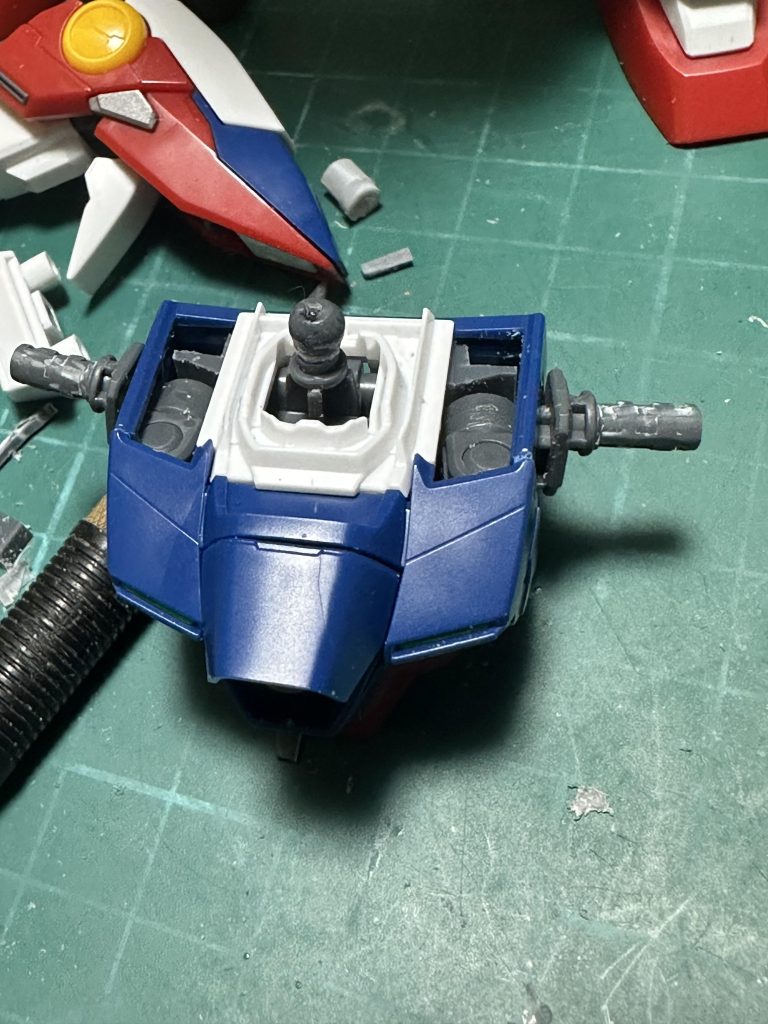 当時も思ったけど今回作ってみてやはり😇肩が前方引き出しのみなのでポーズが硬く、同時期発売の他のウイング系MGやストライクなんかはとても優秀だったのになぜプロトゼロは肩も羽も妙な可動なんだ…ということでMGダブルエックスのボディ内部肩フレームをぶち込みました。