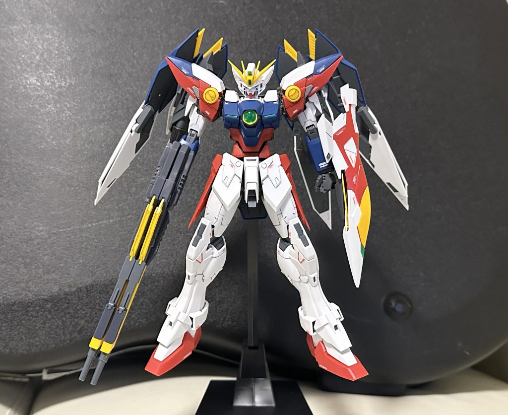 ガンプラで気にならない個体はないと言っても過言ではないくらいの脚長胴短。やり過ぎると大変な工作カロリーになるので首0.5㎜、腹部2㎜、二の腕2㎜の延長で留めましたが好みのスタイルになりました♪デカール類は説明書通りだと煩いなぁと思ったので少なめに…