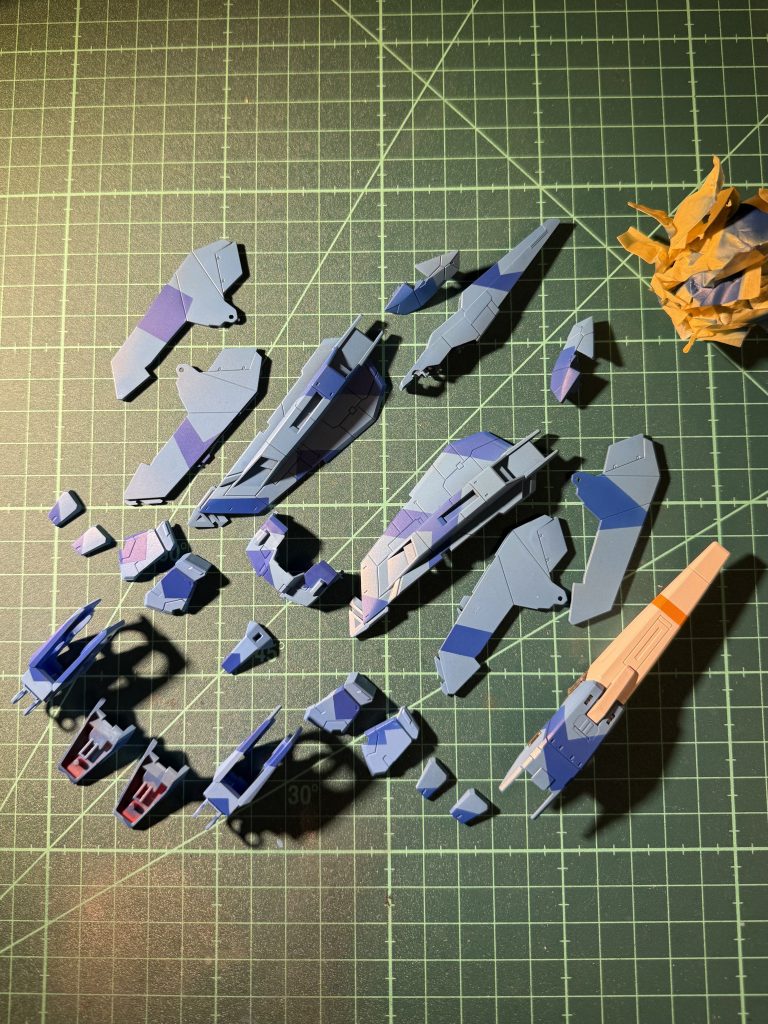 スプリッター迷彩塗装パーツはこんな感じに。フレーム等のABSパーツにマルチプライマー後に、色変えパーツを加えて、ガイアサーフェイサーエヴォガンメタを。スプリッター迷彩:アクリジョン水色、クレオスMSブルーZ系白の色チェンパーツ:アクリジョンホワイト黄色:ガイア橙黄色トップコート:クレオスGGXクリアーUVカットつや消し+ガイアEXクリアー
