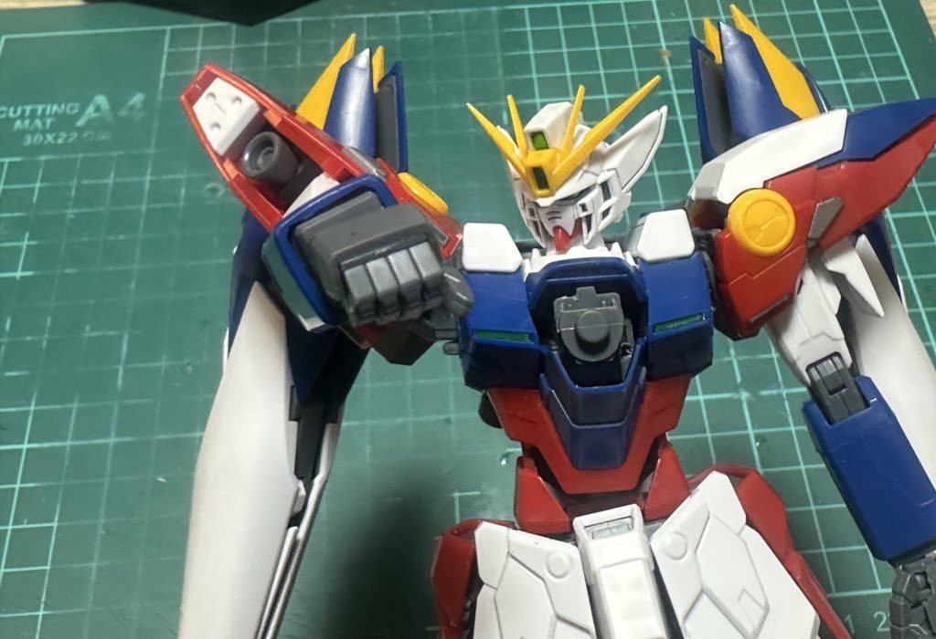 この腕を前に出してのイカリ肩が純正ではできなくて、昨今のMGやRG、HGでさえもできる動作ができないことがどれほど違和感をおぼえたことか…