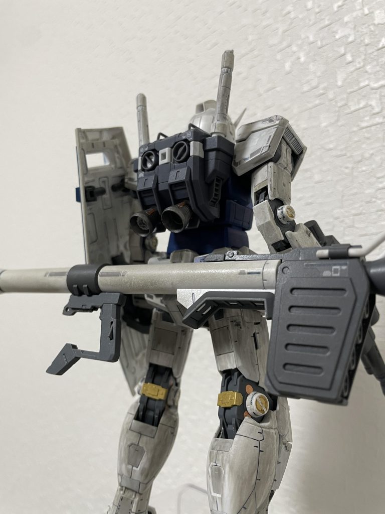 部分塗装はバーニアを焼鉄色、間接をゴールドに筆塗りしました。間接の部分は、本当はシールを貼るんですが、シールが剥がれてきてたので塗ってみました。ついでに腕と足の丸い部分もゴールドに塗ってみました。