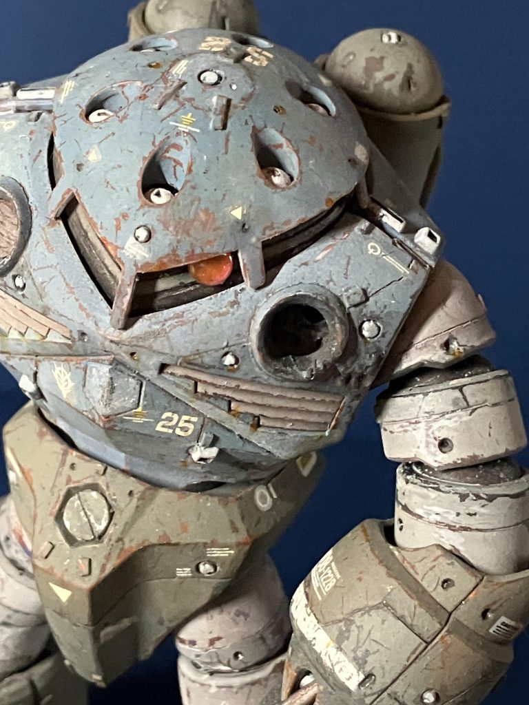 「陸戦機と違い、海中における機体の機動は宇宙空間と同様、重量影響の少ない環境での能動的な姿勢制御が鍵となる。近代艦船もバウスタンにスラスタを持つ船体であればタグボートなしで離接岸出来る。ズゴックは、機体の各所にスラスタやそのための取排水口を持つ。また、ダメージコントロールのために外骨格は機密されておらず、骨格間は流体摩擦を減らすため一定の間隔が設けられている。」こうした自分仮説でデイテイールを追加しました。左胸のラジエータは被弾破損しています。