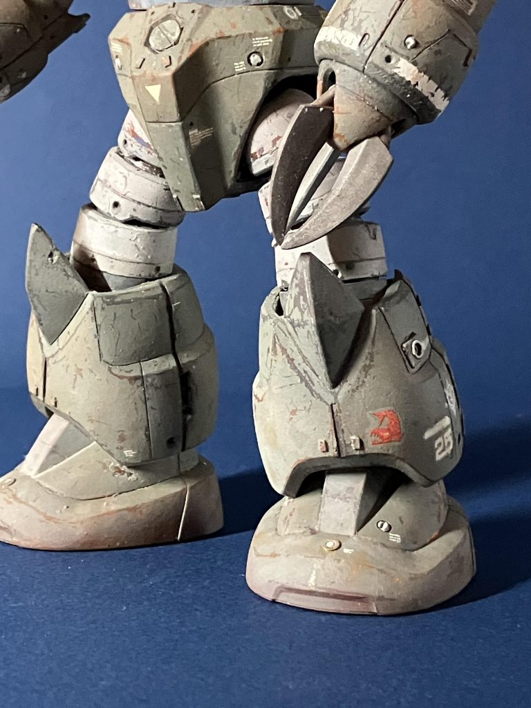 原作量産機のカラーリングをリスペクトしつつ、実在の潜水艦のテイストを加えたい。とはいえ暗色に振るとサビが模型映えしない。陸戦機のウエザリングとは違い、水中の機体は濡れて艶があるかも？とか、土やホコリ抜きでサビマシマシ？とか。いくつかの仮説とジレンマの中で試行錯誤しながら作例の様なカラーとなりました。