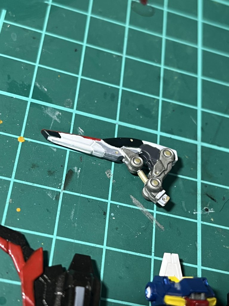 基本は水性ホビーカラーのホワイトで塗ってからエナメル塗料で筆塗りです!