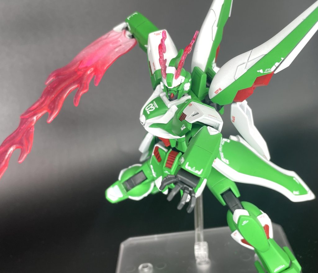 武器もまたかっこいい……!!こいつはIフィールドの鎧を……いや…嵐を纏っているんだからフレイムソード!!あのぐにゃんって曲がっているでかいコマが好き。……わかる人いるのか?