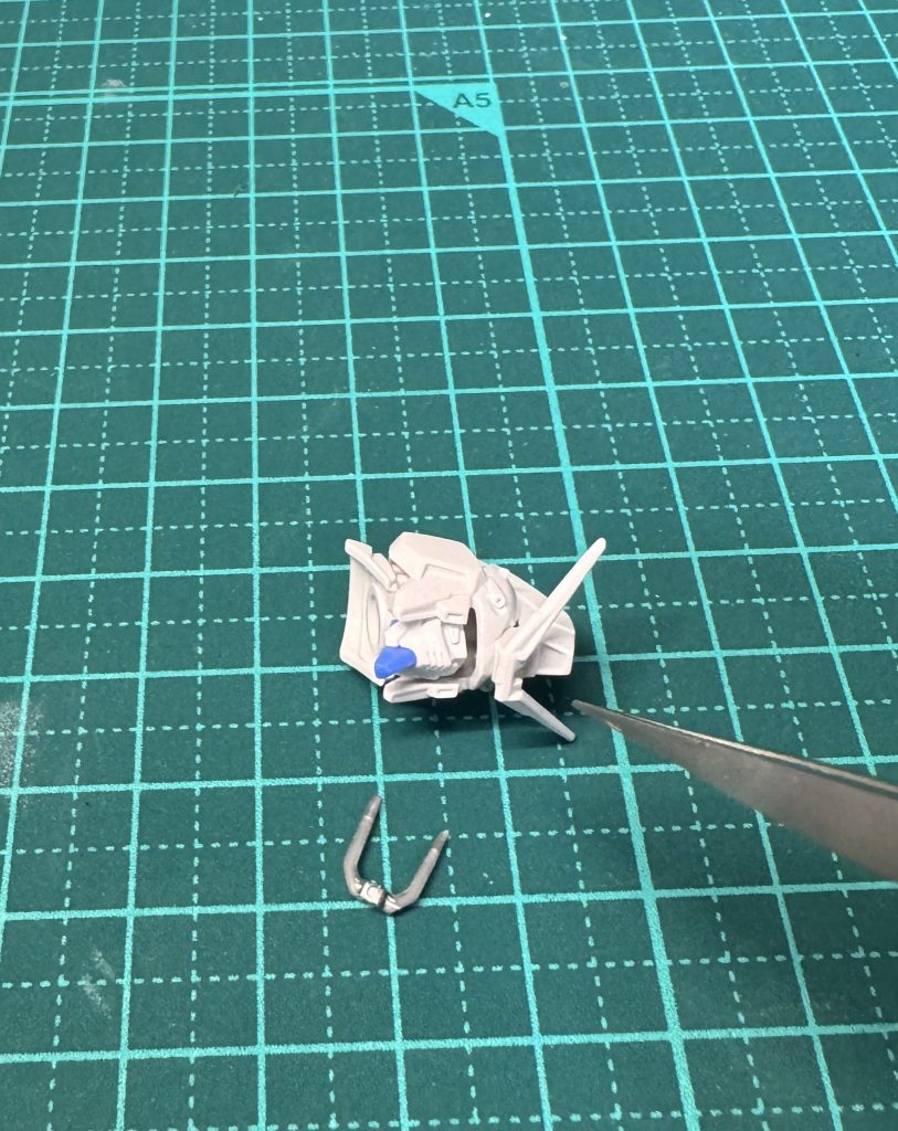 この頭部のセンサー？アンテナ？(にわかで申し訳ない)を紛失して、このままでは格好つかないので手持ちのジャンクからジェガンの頭を拝借し、案外似合ってたのでそのまま使いました。