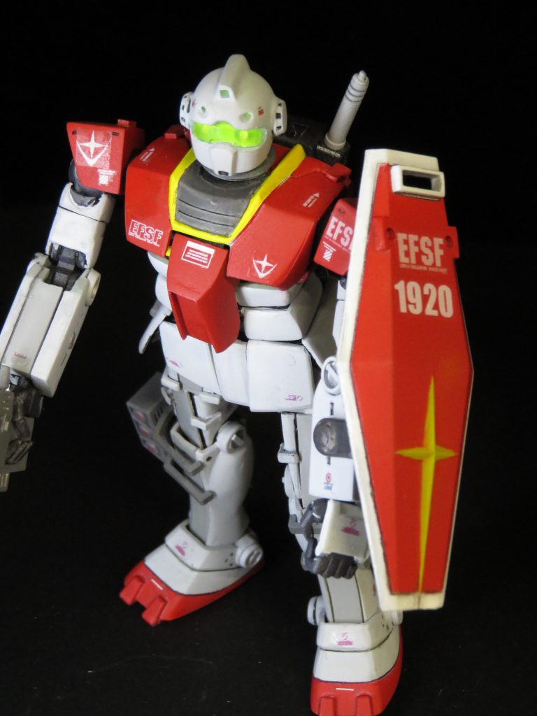 メインカメラとバイザー、バックカメラをLEDを内蔵して電飾しました。バイザー内はガンダム系のように2つの目を意識してモールドを入れています。