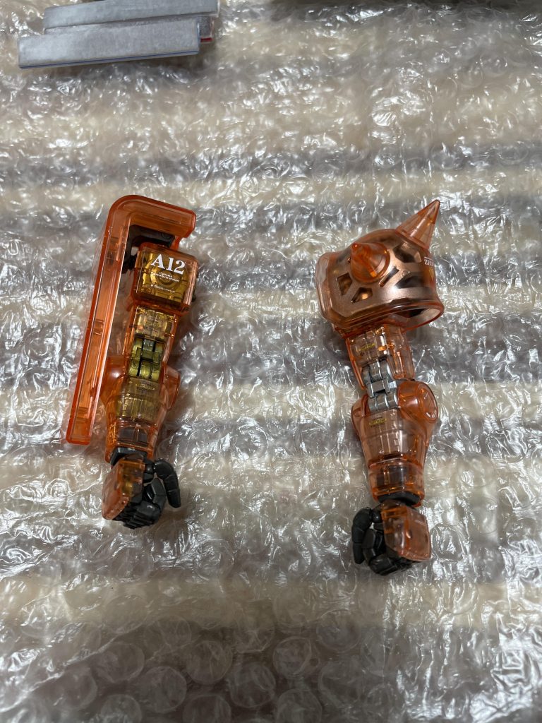 左腕、左脚、頭の下側をシルバーで筆塗りしました。