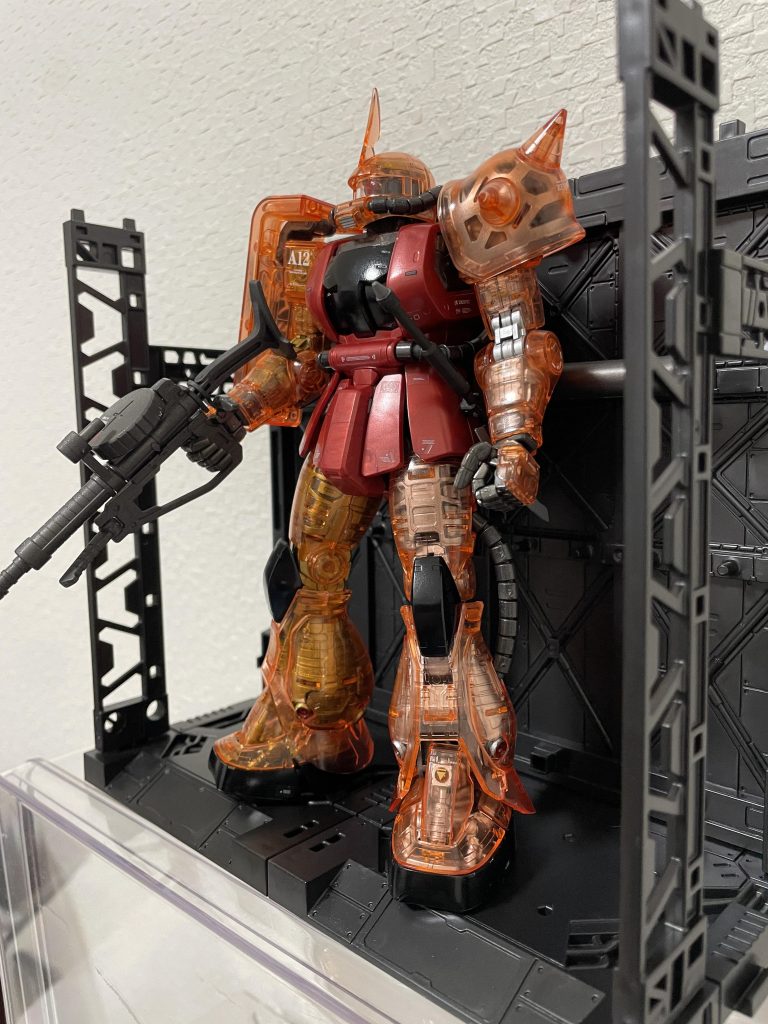 初めてのクリアパーツキットをどうイジろう?と考え、フレーム部分を筆塗りようと思い立ったんですが、ゴールドとシルバー、どっちが映えるかな?と悩んでまして。